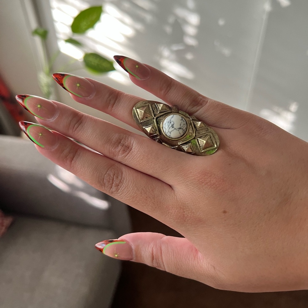 Large stone ring - Picture 2 of 3
